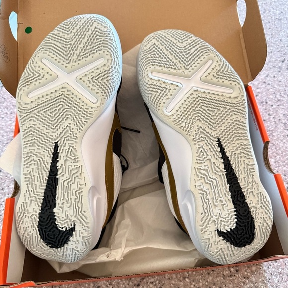 Nike Team Hustle‎ D10 GS 'Black Metallic Gold' CW6735-002 size 7Y NWB - Picture 7 of 8